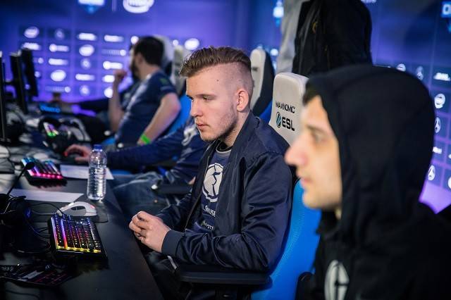 四项里满足 四项里满足